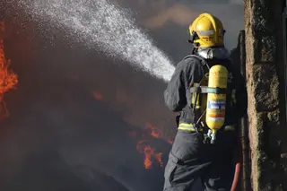 Imagen de archivo de los Bomberos apagando un incendio provocado por la quema de un camión en Castellanos de Villiquera