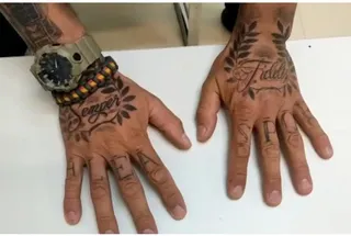 Guardia Civil con las manos tatuadas. Foto AUGC