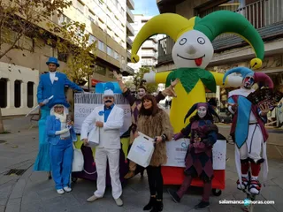 Los 'Comercilocos' y otros seres de la Navidad invaden Salamanca (7)