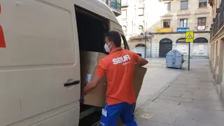 Un repartidor de SEUR en plena jornada de reparto