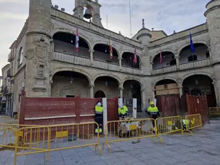 Montaje de las primeras barreras del coso taurino de Ciudad Rodrigo, Carnaval 2025. Foto Ayuntamiento Ciudad Rodrigo