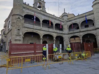Montaje de las primeras barreras del coso taurino de Ciudad Rodrigo, Carnaval 2025. Foto Ayuntamiento Ciudad Rodrigo