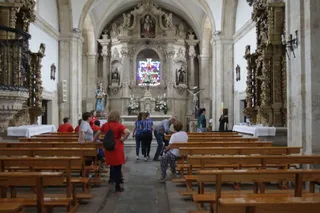 Villamayor, iglesia. Ofrenda floral.