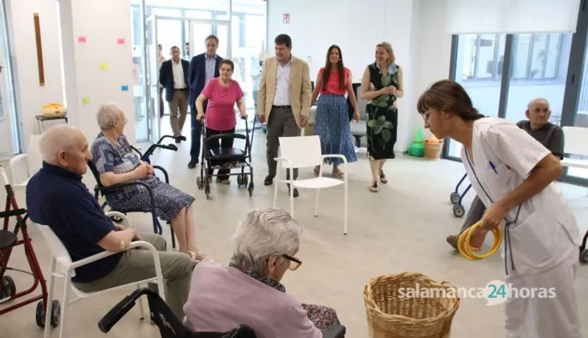 Alfonso Fernández Mañueco, visita la nueva Residencia de Mayores San Juan de Sahagún
