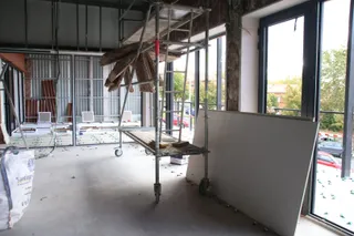 Carlos García Carbayo, visita las obras de construcción de la nueva biblioteca municipal Carmen Martín Gaite. Archivo.