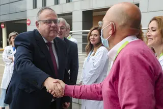 El consejero de Sanidad, Alejandro Vázquez, en su visita al Hospital de León | Foto: Alfonso Rodríguez-Hevia