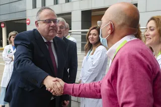 El consejero de Sanidad, Alejandro Vázquez, en su visita al Hospital de León | Foto: Alfonso Rodríguez-Hevia