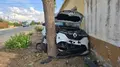 Coche empotrado contra un árbol en Doñinos