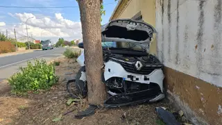 Coche empotrado contra un árbol en Doñinos