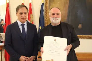 El alcalde de Salamanca, Carlos García Carbayo, nombra Huésped Distinguido al chef José Andrés.