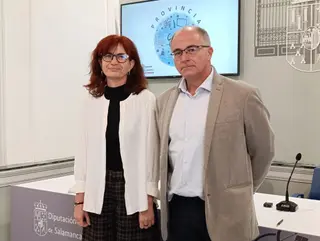 La vicerrectora Marta Gutiérrez y el diputado de Cultura Juan Carlos Zaballos durante la presentación.