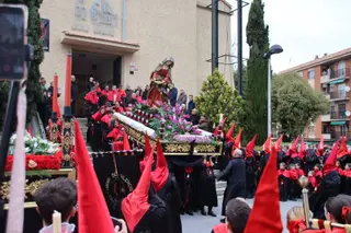 El Cristo de la Vela y Nuestra Señora del Silencio saluda a los fieles en la Iglesia de Jesús Obrero en Salamanca en la Semana Santa de Salamanca 2024