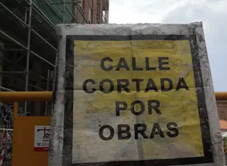 Cartel informativo de calle cortada por obras | Imagen de archivo Salamanca24horas