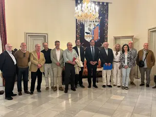 El alcalde de Salamanca, Carlos García Carbayo, junto a los representantes de los jurados de los Premios Ciudad de Salamanca de Novela y Poesía