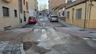 Nueva rotura de una tubería en la calle Río Sil, martes, 25 de febrero. Foto Andrea M.