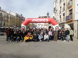 Participantes en la excursión a Jerte de la Asociación juvenil Raga+ de Rágama.