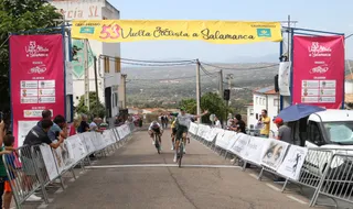 Ellande Larronde (Caja Rural ALEA) es el más fuerte en Ledrada en la Vuelta Cilista Salamanca | Álvaro García