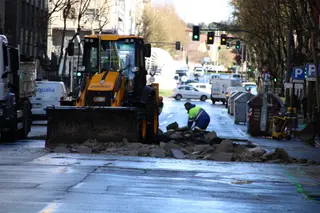 Cortes de tráfico en la avenida de Torres Villarroel por obras de asfaltado en una foto de archivo