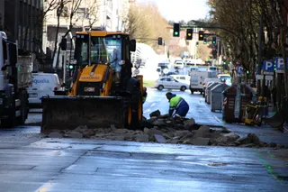 Cortes de tráfico en la avenida de Torres Villarroel por obras de asfaltado en una foto de archivo
