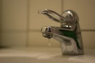 Grifo agua abriéndose