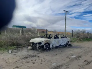 Aparece un coche robado, totalmente calcinado, en Villares de la Reina
