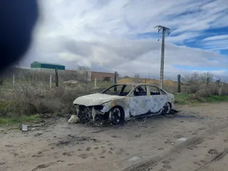 Aparece un coche robado, totalmente calcinado, en Villares de la Reina