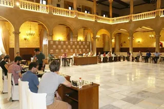 González de la Nava disputa una partida simultánea en el Casino