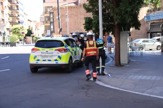 GALERÍA | Los bomberos retiran un enjambre de abejas en la Puerta de Zamora