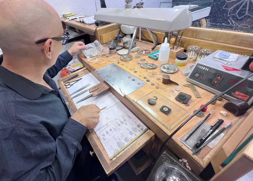 Luis Méndez en su taller