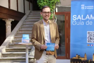 El concejal de Turismo, Ángel Fernández, presenta la nueva guía de recepción de recursos turísticos de la ciudad de Salamanca