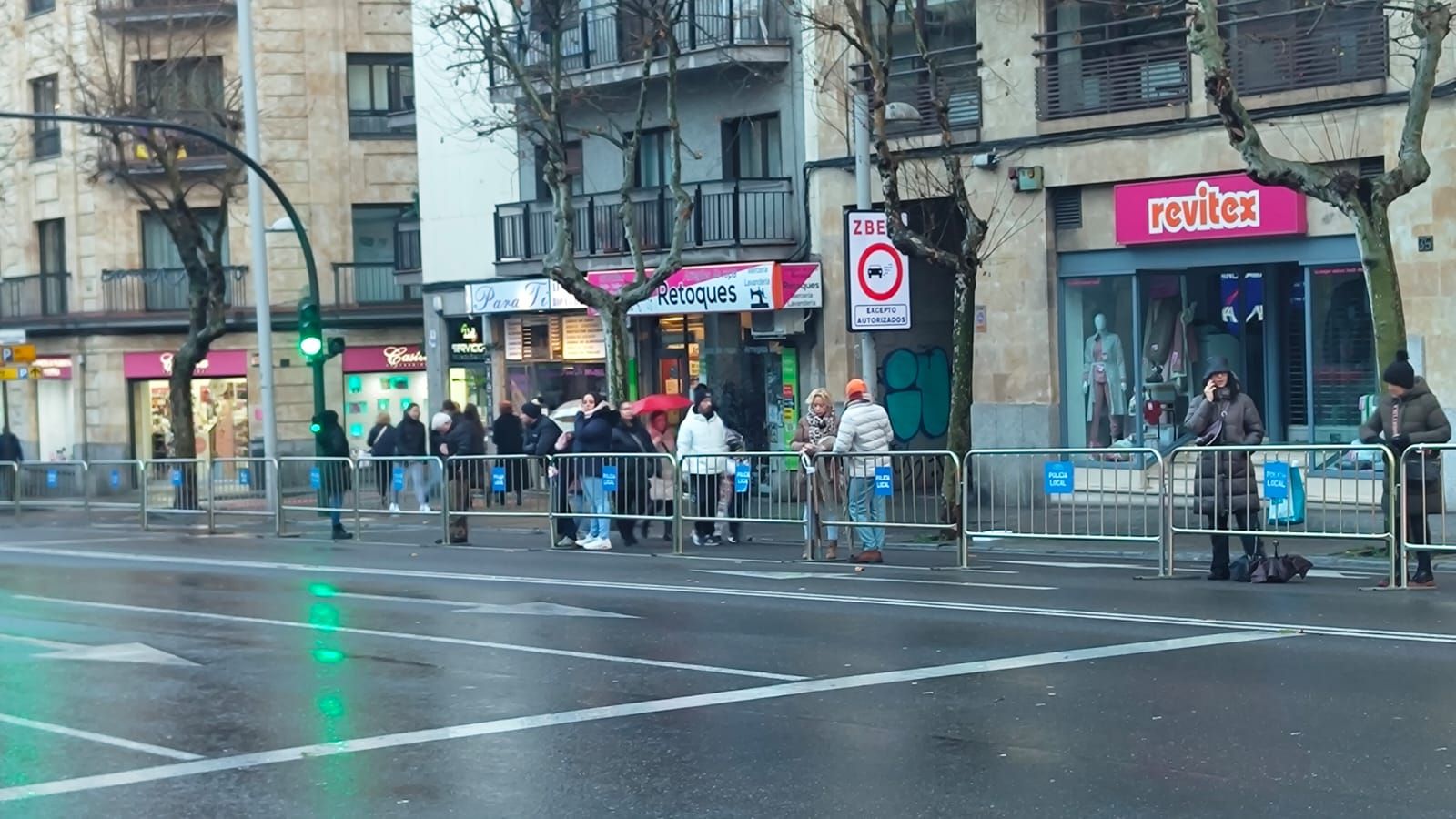 Gente esperando a que pase la Cabalgata de Reyes 2025 en Salamanca