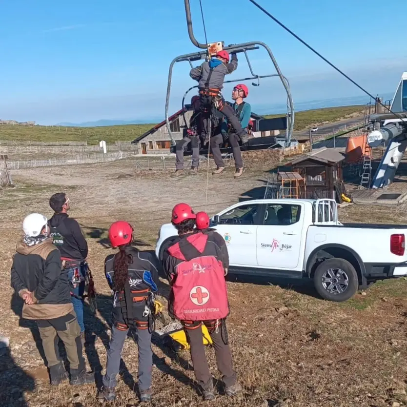 Los Trabajadores Realizando Un Curso De Rescate Y Seguridad En El Telesilla | Estación De Esquí De La Covatilla