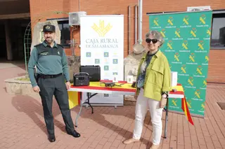 La Guardia Civil presenta un dron donado por Caja Rural de Salamanca
