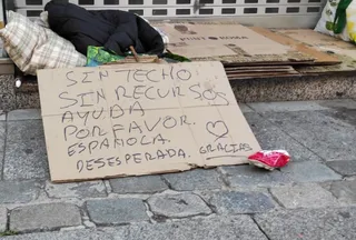 Cartel con el que un sintecho solicita ayuda en una de las calles principales de Salamanca. Foto SALAMANCA24HORAS.
