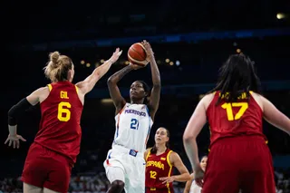 Gil intenta taponar a una jugadora de Puerto Rico | FOTO BALONCESTO ESP