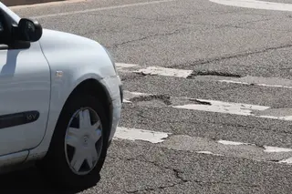 Firme en mal estado entre la glorieta de las Llaves y la entrada a Salamanca. Fotos | SA24H
