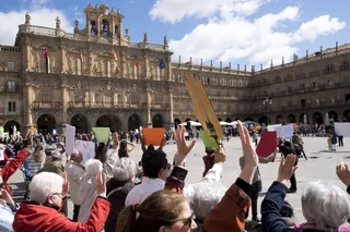 'Abrazo solidario' en la Plaza Mayor. Foto de Jesús Fomrigo / ICAL