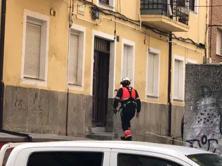 Bombero en edificio de calle Almirante