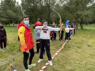 Los jóvenes de Guijuelo disfrutan del tiro con arco con el campeón Carlos Iglesias