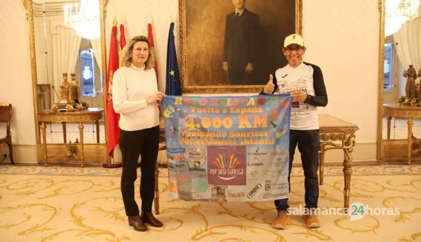 Vega Villar, recibe a José Antonio Nieto, quien está recorriendo España a pie con el reto solidario ‘Sumando sonrisas’