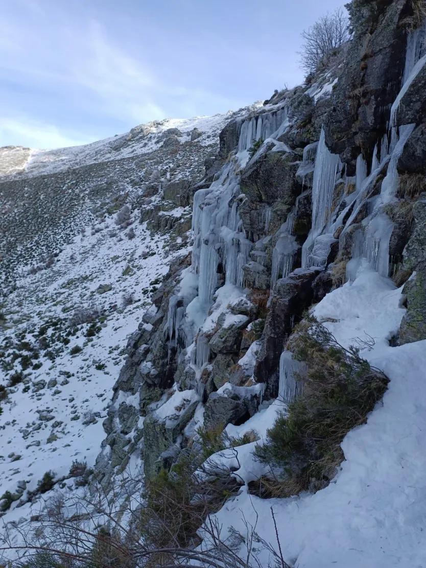 Cascadas congeladas en la Hoya Mayor, en la Sierra de Béjar. FOTO: RUBÉN MUÑOZ