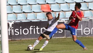 Palomares golpea el balón en el estadio Helmántico / FOTO SALAMANCA24HORAS.COM