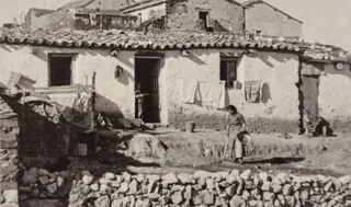 Familia en los años 40 en el barrio de Pizarrales. Archivo Histórico de Salamanca.