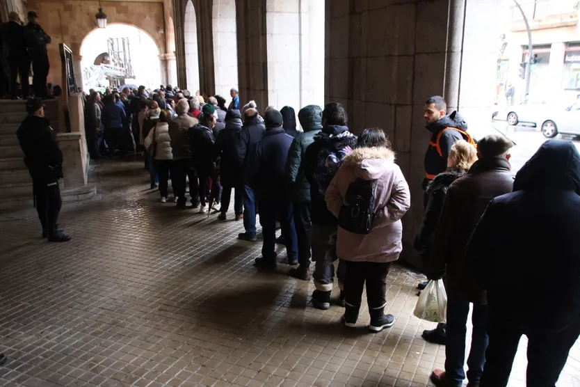 Largas colas por un paquete de lentejas y garbanzos en Gran Vía
