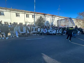 Recibimiento del autobús de Unionistas al Reina Sofía antes de su encuentro con el Villareal. Fotos Juanes