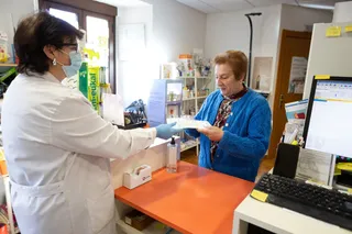 Una usuaria recogiendo sus medicamentos de la farmacia. ICAL