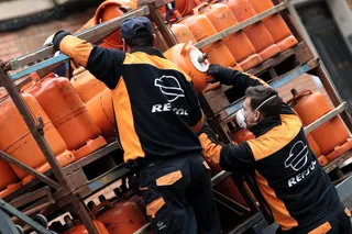 Varios butaneros cogen una bombona de butano en plena crisis del coronavirus donde muy pocos trabajos siguen en activo ya el Gobierno recomendó el teletrabajo para todos aquellos que les fuera posibl