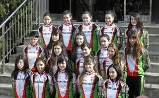 Las ciclistas charras Julia Rodríguez y María Calderón se presentaron con el Meruelo de Cantabria