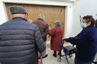 Los mayores ha tenido que esperar a que comenzará la vacunación a las puertas del pabellón de Peñaranda
