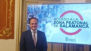 Ángel Molina, concejal de Tráfico, en la rueda de prensa por el nuevo control de accesos de la zona peatonal, 11 de julio de 2025